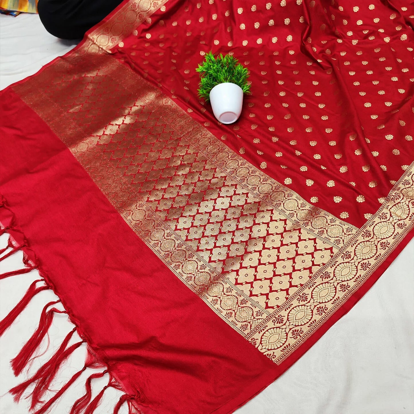 Silk Banarasi Handloom Saree - All over Kadua motifs With Meenakari